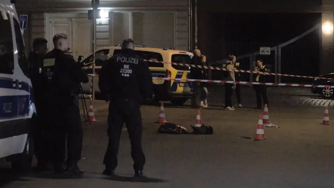 Nach dem Messerangriff auf einen Polizisten fordert die Gewerkschaft mehr Schutz für Polizeibeamte.  - Bild: Julius-Christian Schreiner/dpa