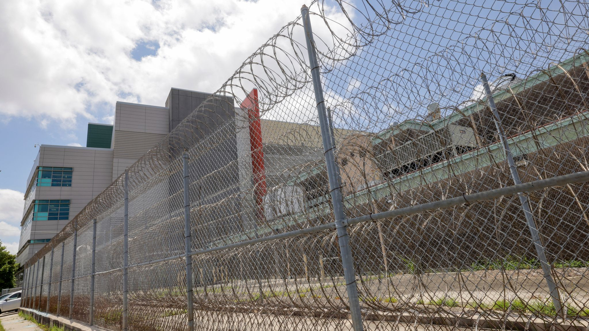 Nach einem Gefängnisausbruch sind immer noch mehrere Männer in den USA auf der Flucht.  - Foto: Brett Duke/The Advocate/AP/dpa