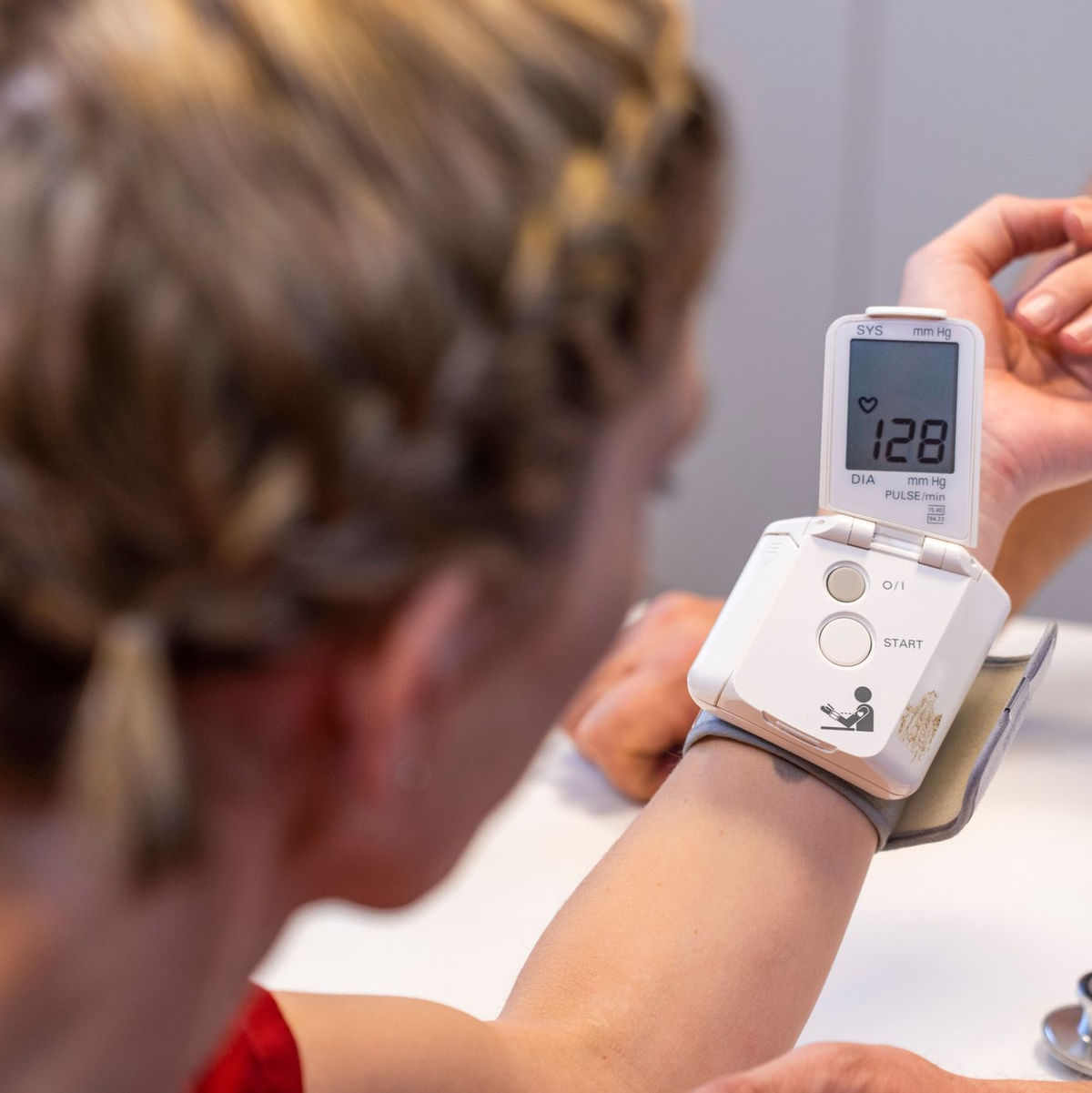 Moderne digitale Blutdruckgeräte können auch am Handgelenk messen, was im Vergleich zum Oberarm aber ungenauer sein kann. (Archivbild) - Foto: Jens Büttner/dpa-Zentralbild/ZB