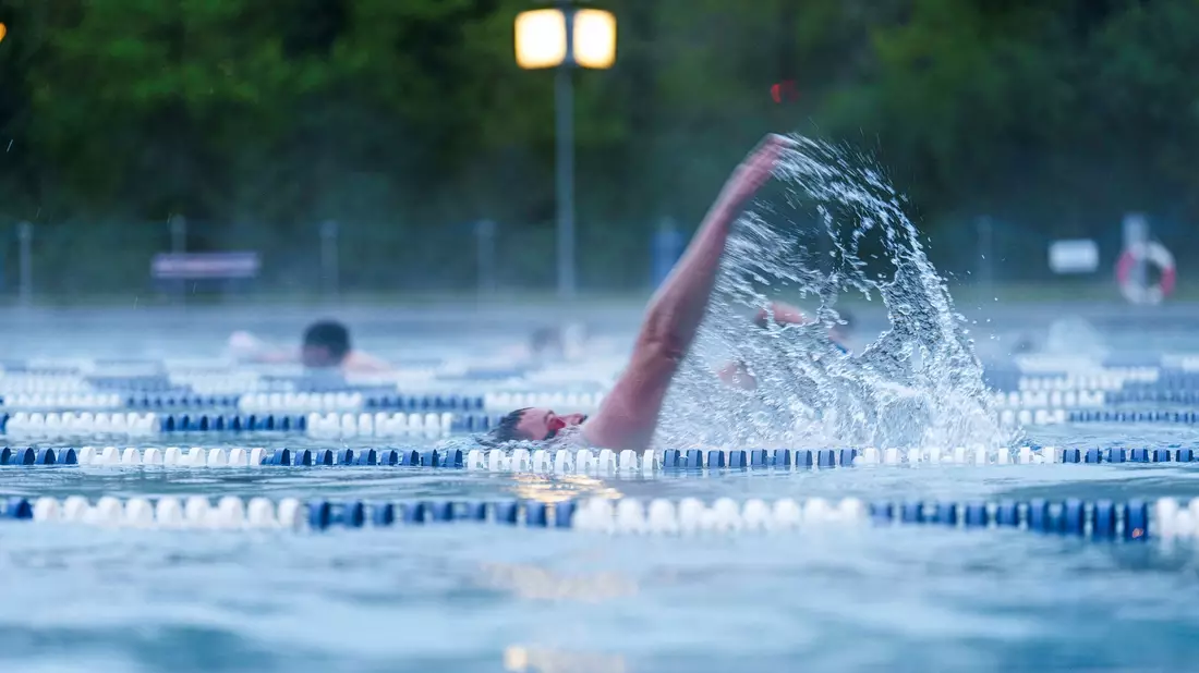 Ausdauersport wie Schwimmen hilft dabei, den Blutdruck zu regulieren. (Archivbild) - Bild: Andreas Arnold/dpa
