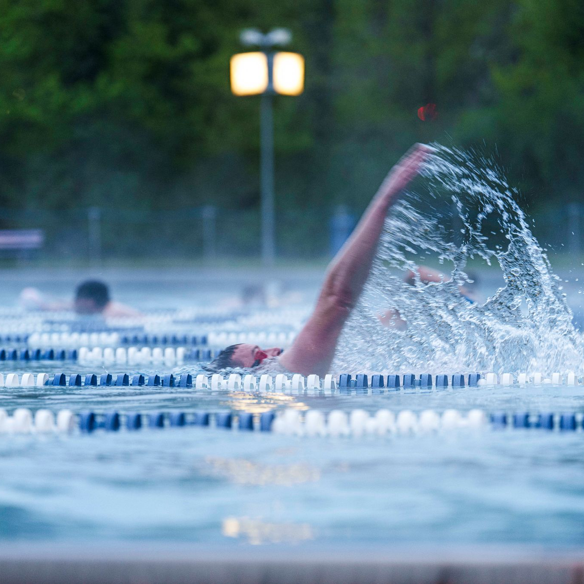 Ausdauersport wie Schwimmen hilft dabei, den Blutdruck zu regulieren. (Archivbild) - Foto: Andreas Arnold/dpa