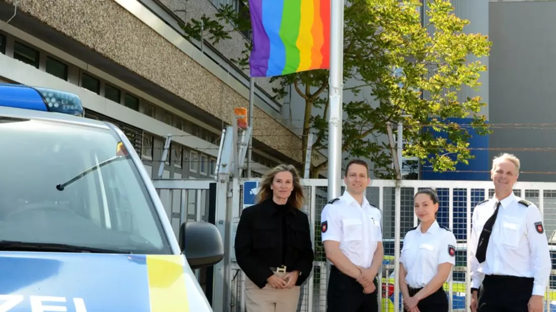 POL-CE: Regenbogenflagge am IDAHOBIT* 2025 vor Polizeiinspektion Celle gehisst - Bild: presseportal.de