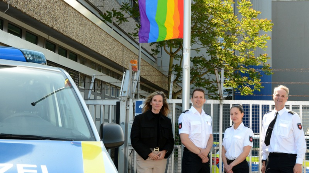 POL-CE: Regenbogenflagge am IDAHOBIT* 2025 vor Polizeiinspektion Celle gehisst - Foto: presseportal.de