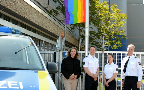 POL-CE: Regenbogenflagge am IDAHOBIT* 2025 vor Polizeiinspektion Celle gehisst - Foto: presseportal.de POL-CE: Regenbogenflagge am IDAHOBIT* 2025 vor Polizeiinspektion Celle gehisst - Foto: presseportal.de