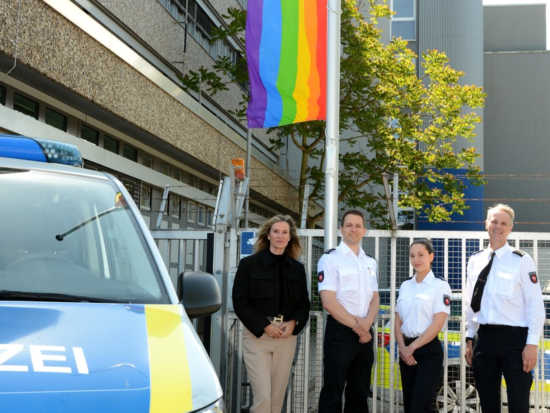 POL-CE: Regenbogenflagge am IDAHOBIT* 2025 vor Polizeiinspektion Celle gehisst - Foto: presseportal.de
