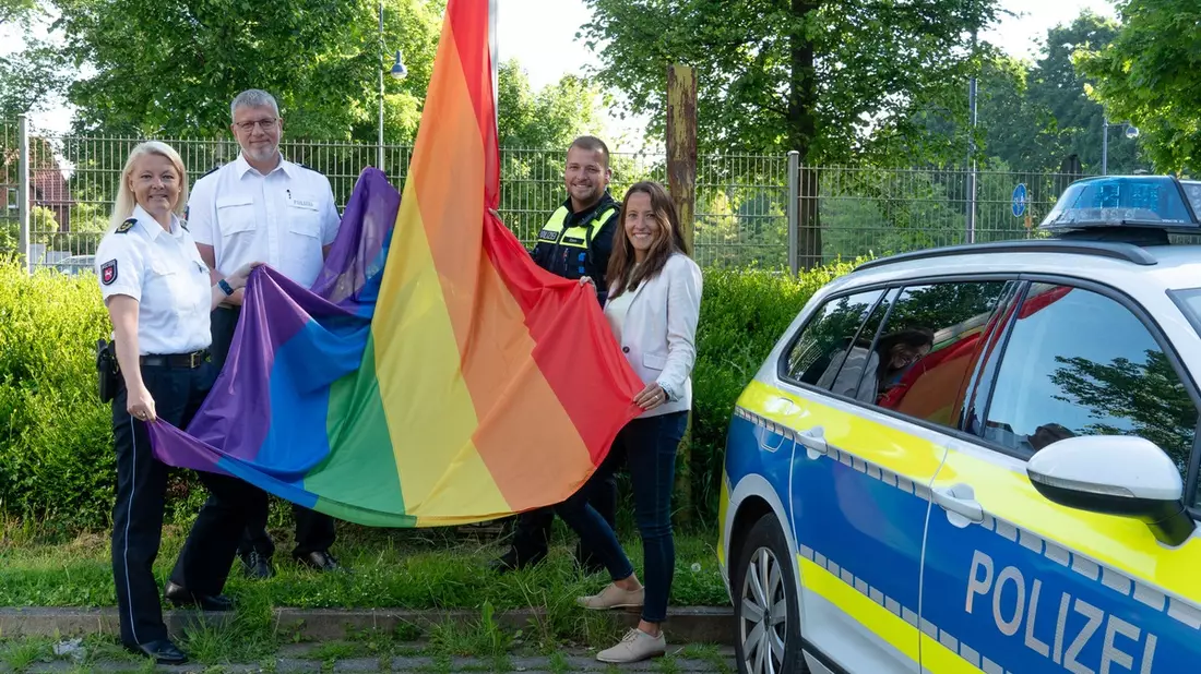 POL-GOE: Polizeidirektion Göttingen hisst LSBTIQ-Flagge anlässlich des Internationalen Tages gegen Homo-, Bi-, Inter- und Transphobie (IDAHOBIT) am 17. Mai - Bild: presseportal.de