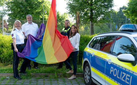 POL-GOE: Polizeidirektion Göttingen hisst LSBTIQ-Flagge anlÀsslich des Internationalen Tages gegen Homo-, Bi-, Inter- und Transphobie (IDAHOBIT) am 17. Mai - Foto: presseportal.de POL-GOE: Polizeidirektion Göttingen hisst LSBTIQ-Flagge anlÀsslich des Internationalen Tages gegen Homo-, Bi-, Inter- und Transphobie (IDAHOBIT) am 17. Mai - Foto: presseportal.de