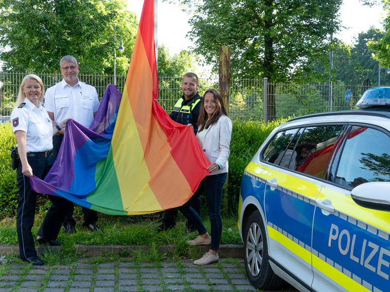 POL-GOE: Polizeidirektion Göttingen hisst LSBTIQ-Flagge anlässlich des Internationalen Tages gegen Homo-, Bi-, Inter- und Transphobie (IDAHOBIT) am 17. Mai - Foto: presseportal.de