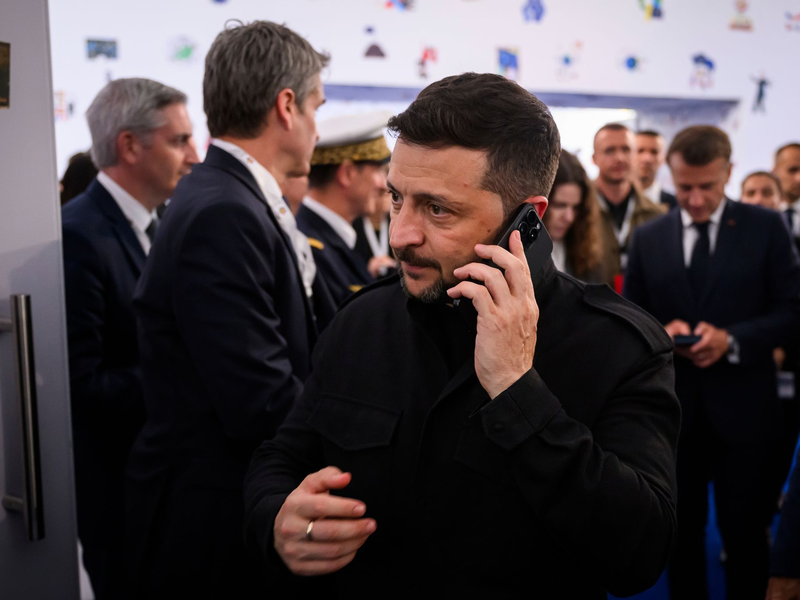 Selenskyj fordert die Verbündeten seines Landes zu mehr Druck auf Russland auf, damit das Töten ein Ende hat.  - Foto: Leon Neal/Getty Pool via AP/dpa