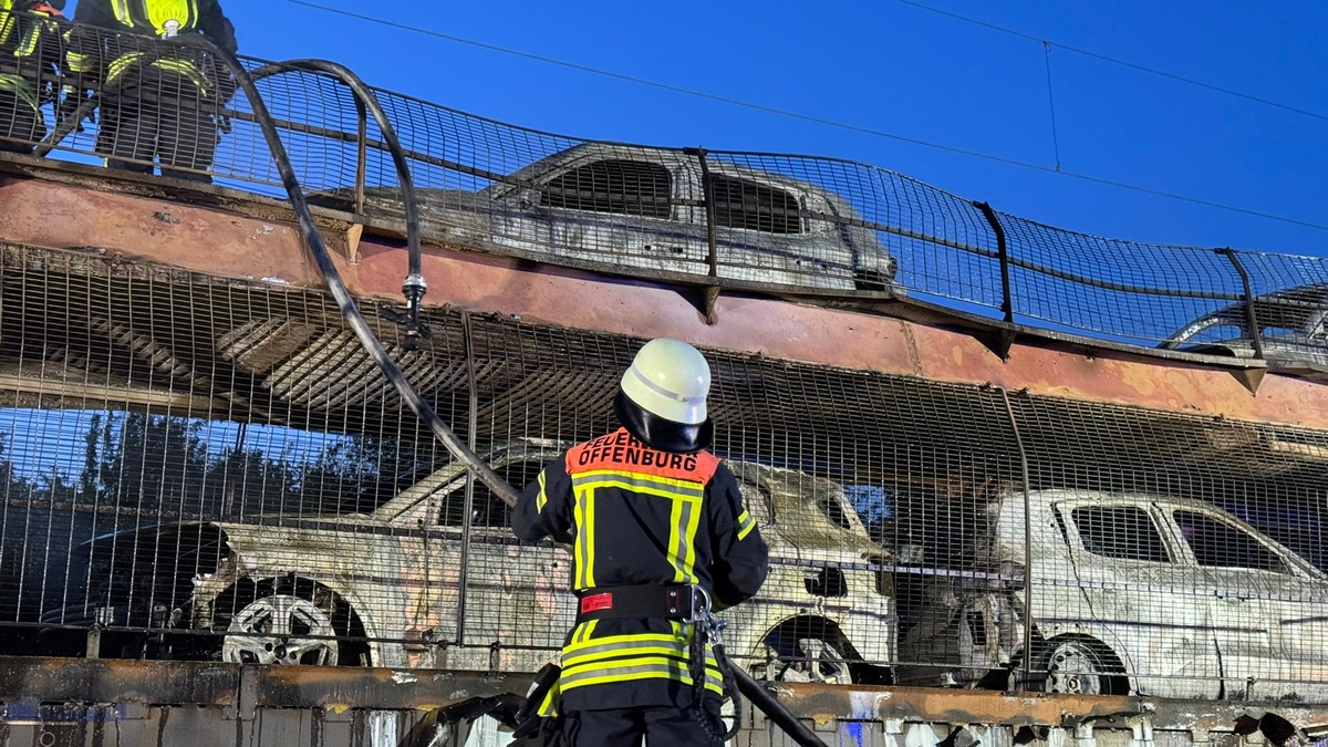 FW-OG: Autozug brennt - Mehrere Neuwagen zerstört - Foto: presseportal.de