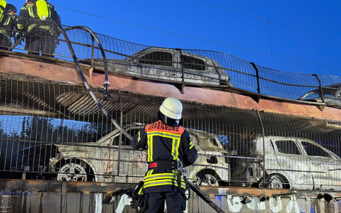 FW-OG: Autozug brennt - Mehrere Neuwagen zerstört - Foto: presseportal.de