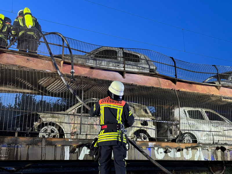 FW-OG: Autozug brennt - Mehrere Neuwagen zerstört - Foto: presseportal.de