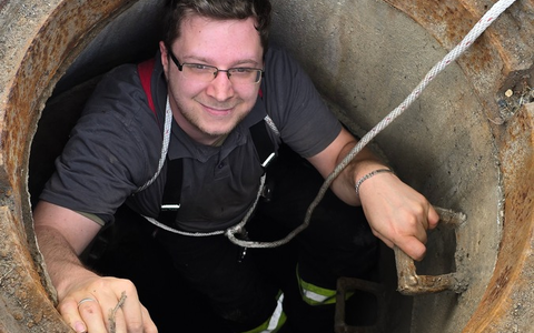 FW-WRN: TH_1 - LZ1 - Tierrettung - Entenküken im Gully - Foto: presseportal.de