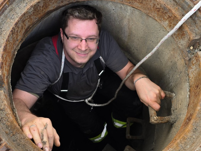 FW-WRN: TH_1 - LZ1 - Tierrettung - Entenküken im Gully - Foto: presseportal.de