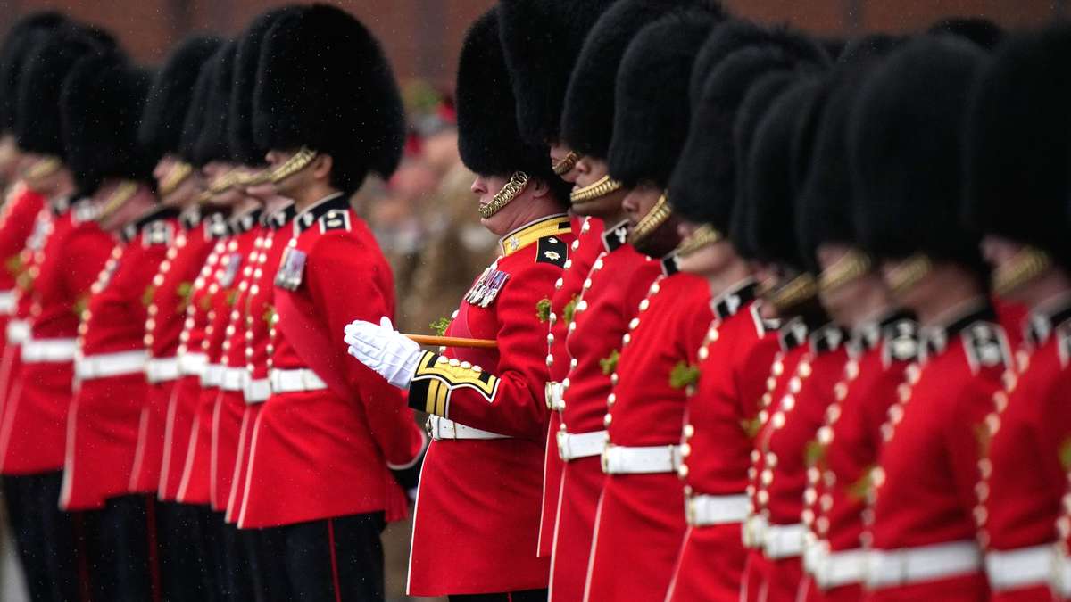 Die Band der Irish Guards spielt den britischen ESC-Beitrag - und die Royals reagieren. (Illustration) - Foto: Alastair Grant/AP