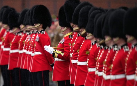 Die Band der Irish Guards spielt den britischen ESC-Beitrag - und die Royals reagieren. (Illustration) - Foto: Alastair Grant/AP Die Band der Irish Guards spielt den britischen ESC-Beitrag - und die Royals reagieren. (Illustration) - Foto: Alastair Grant/AP
