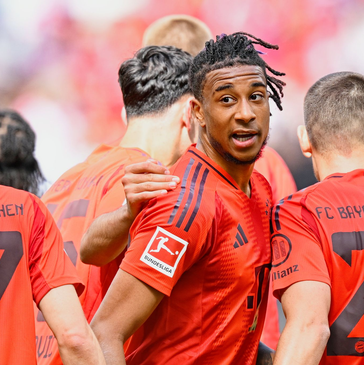 Thomas Müller (l) bei seinem Bundesliga-Abschied. - Foto: Uwe Anspach/dpa