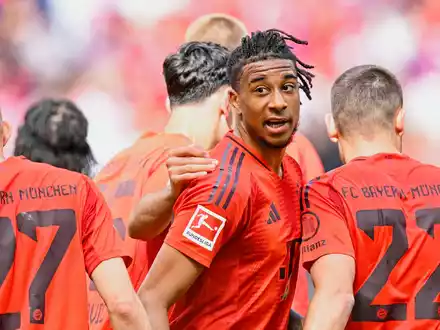 Thomas Müller (l) bei seinem Bundesliga-Abschied. - Foto: Uwe Anspach/dpa