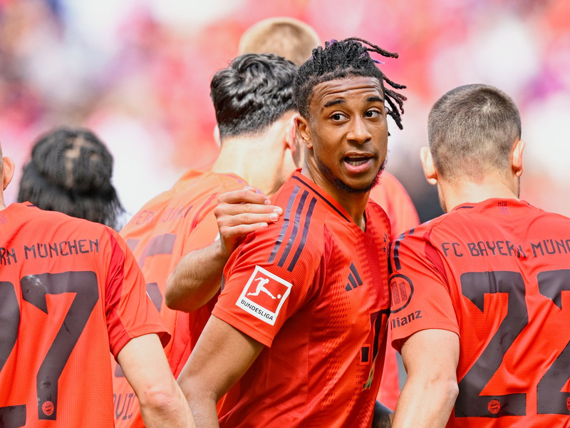 Thomas Müller (l) bei seinem Bundesliga-Abschied. - Foto: Uwe Anspach/dpa