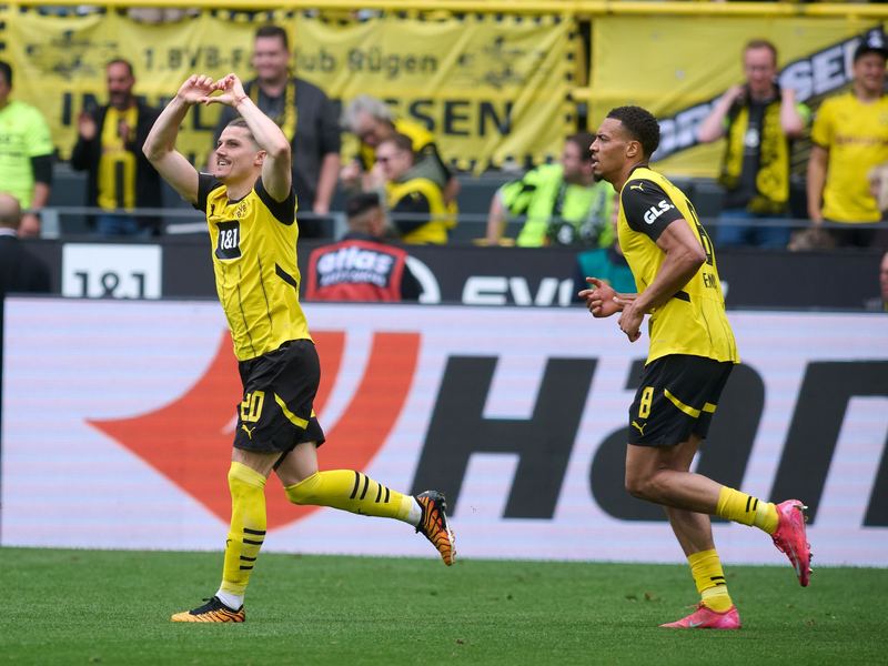 Der BVB jubelt über das 3:0. - Foto: Bernd Thissen/dpa