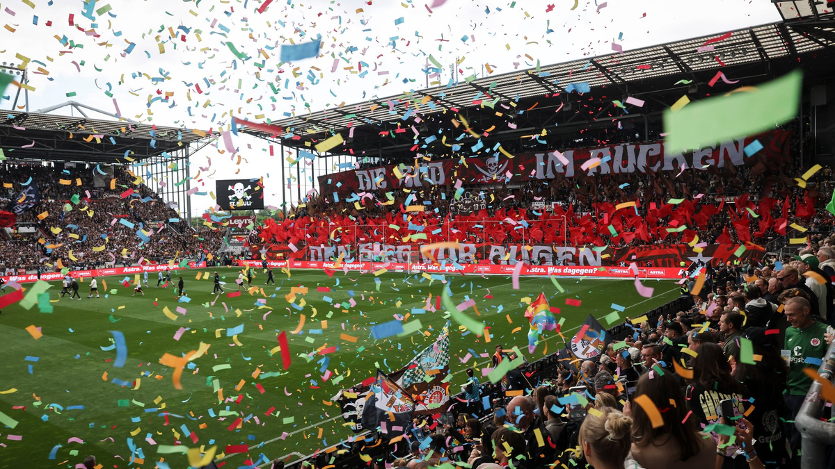 St. Paulis Oladapo Afolayan (r) und Bochums Felix Passlack (l) kämpfen um den Ball. - Foto: Christian Charisius/dpa