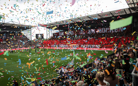St. Paulis Oladapo Afolayan (r) und Bochums Felix Passlack (l) kämpfen um den Ball. - Foto: Christian Charisius/dpa