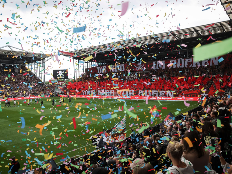 St. Paulis Oladapo Afolayan (r) und Bochums Felix Passlack (l) kämpfen um den Ball. - Foto: Christian Charisius/dpa