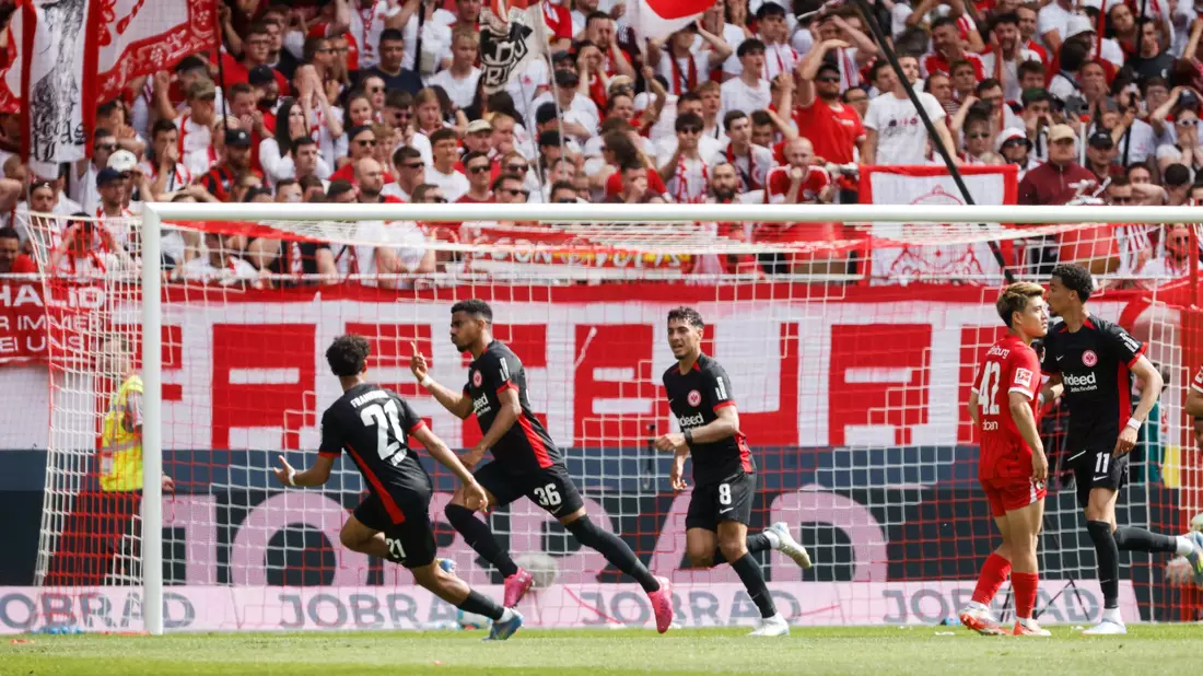 Kampf um die Königsklasse: Freiburg gegen Frankfurt. - Bild: Philipp von Ditfurth/dpa