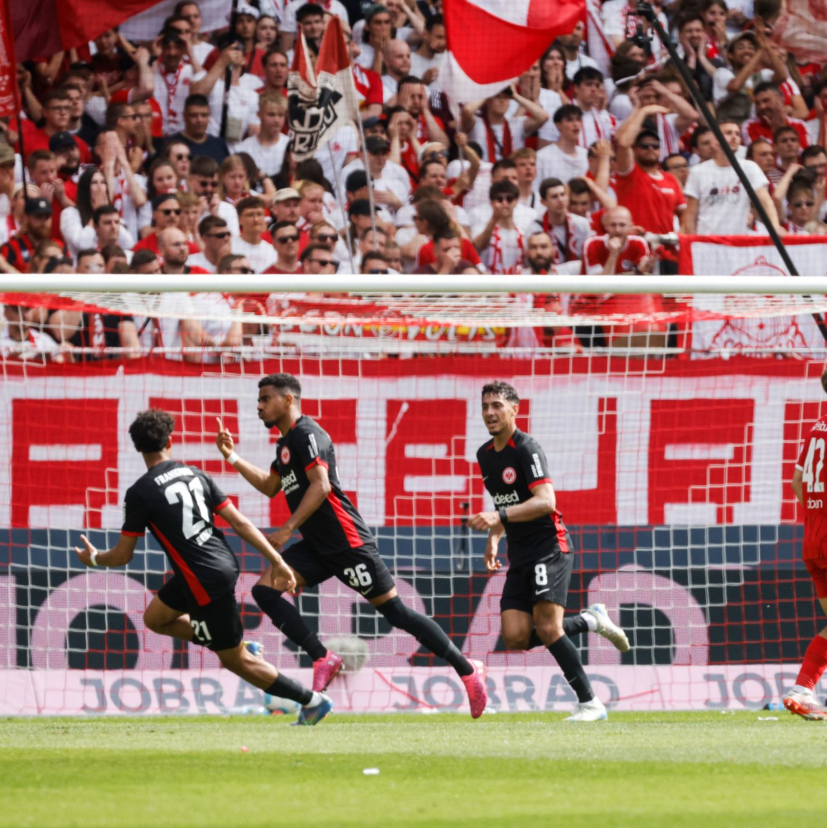 Kampf um die Königsklasse: Freiburg gegen Frankfurt. - Foto: Philipp von Ditfurth/dpa