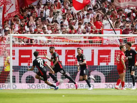 Müssen die erste Enttäuschung verarbeiten: Die Spieler des SC Freiburg. - Foto: Philipp von Ditfurth/dpa