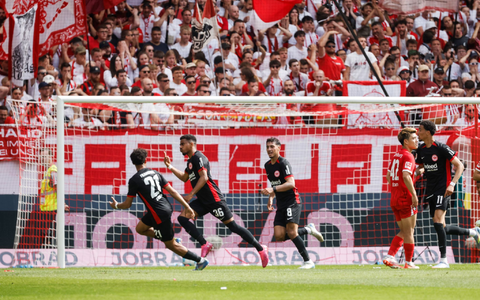 Müssen die erste Enttäuschung verarbeiten: Die Spieler des SC Freiburg. - Foto: Philipp von Ditfurth/dpa