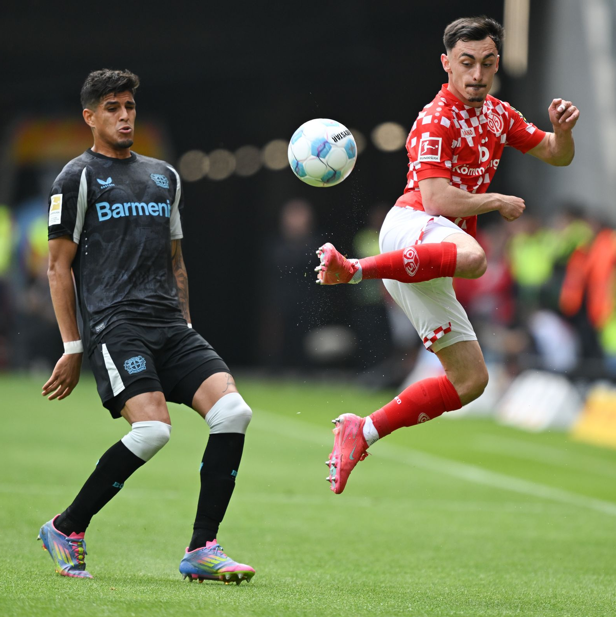 Der Mainzer Paul Nebel (r) traf gegen Leverkusen zum 1:0. - Foto: Arne Dedert/dpa