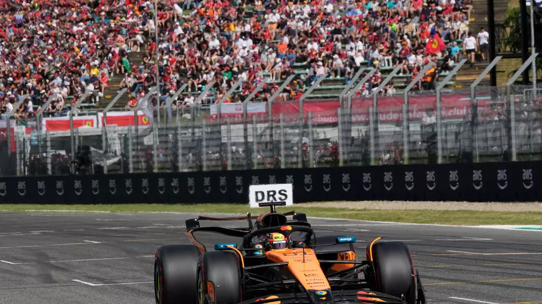 WM-Spitzenreiter Oscar Piastri startet den Grand Prix in Imola von ganz vorn. - Bild: Luca Bruno/Pool AP/AP/dpa
