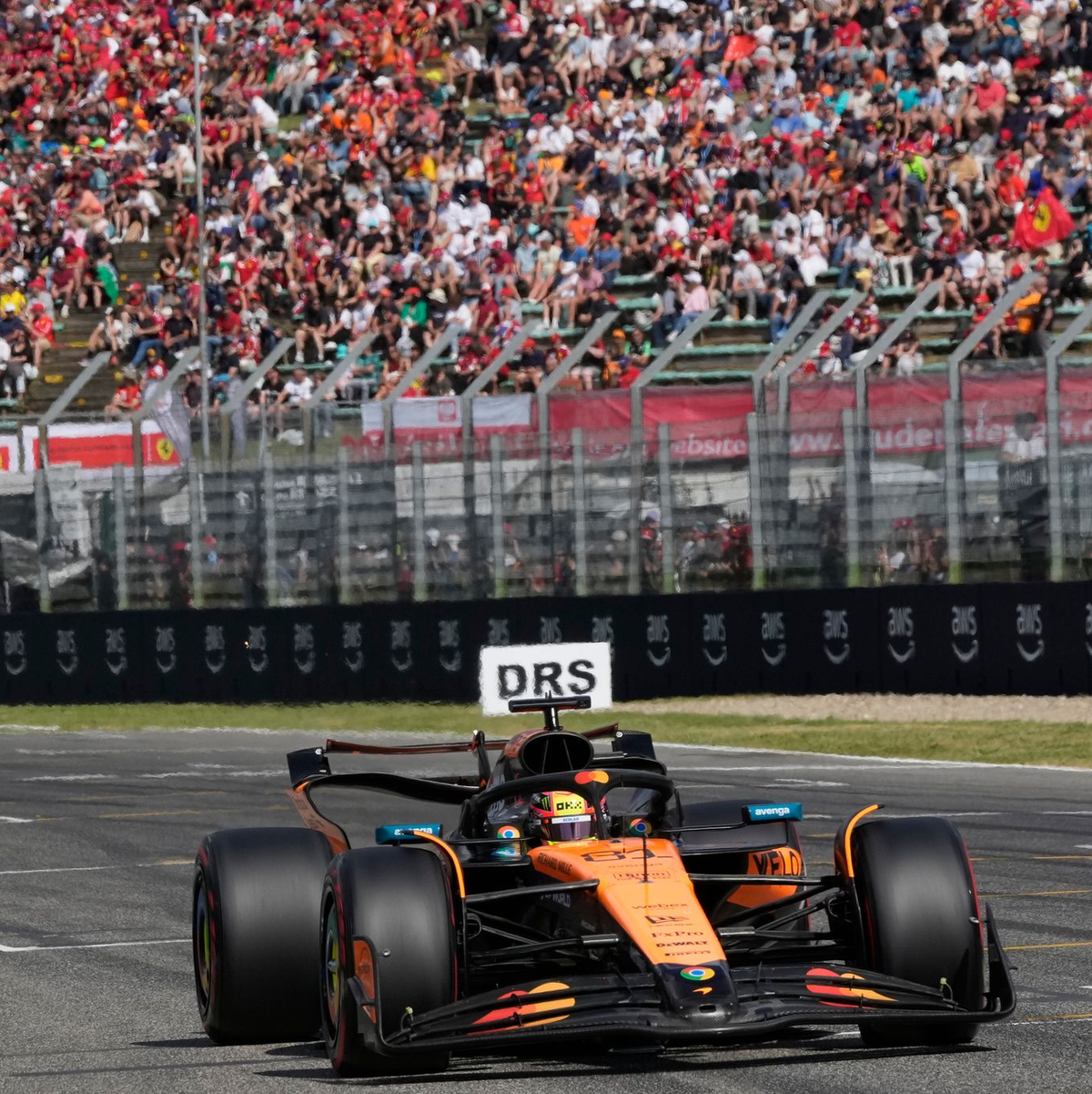 Für Lewis Hamilton läuft es auch beim Ferrari-Heimspiel nicht. - Foto: Luca Bruno/Pool AP/AP/dpa