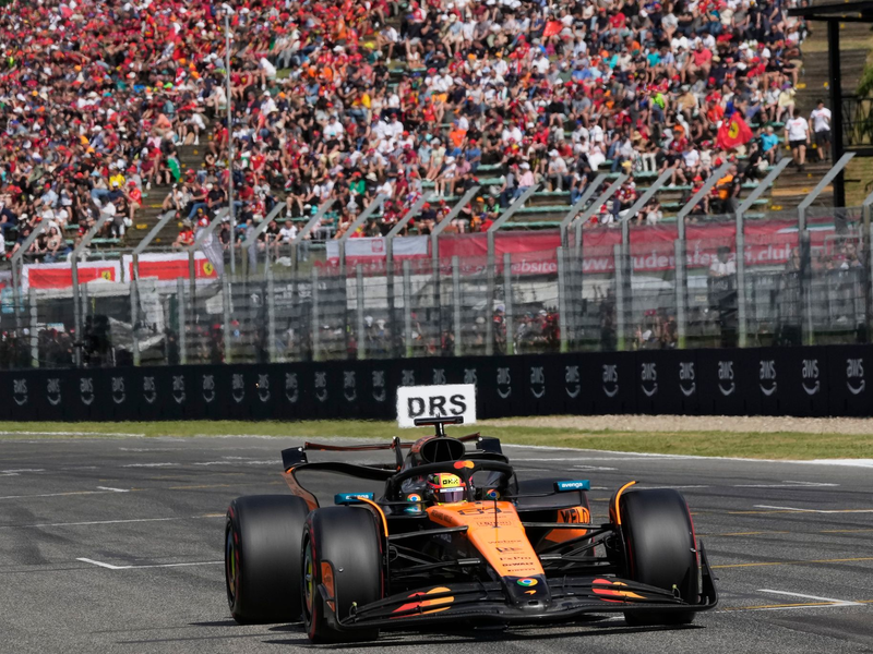 WM-Spitzenreiter Oscar Piastri startet den Grand Prix in Imola von ganz vorn. - Foto: Luca Bruno/Pool AP/AP/dpa