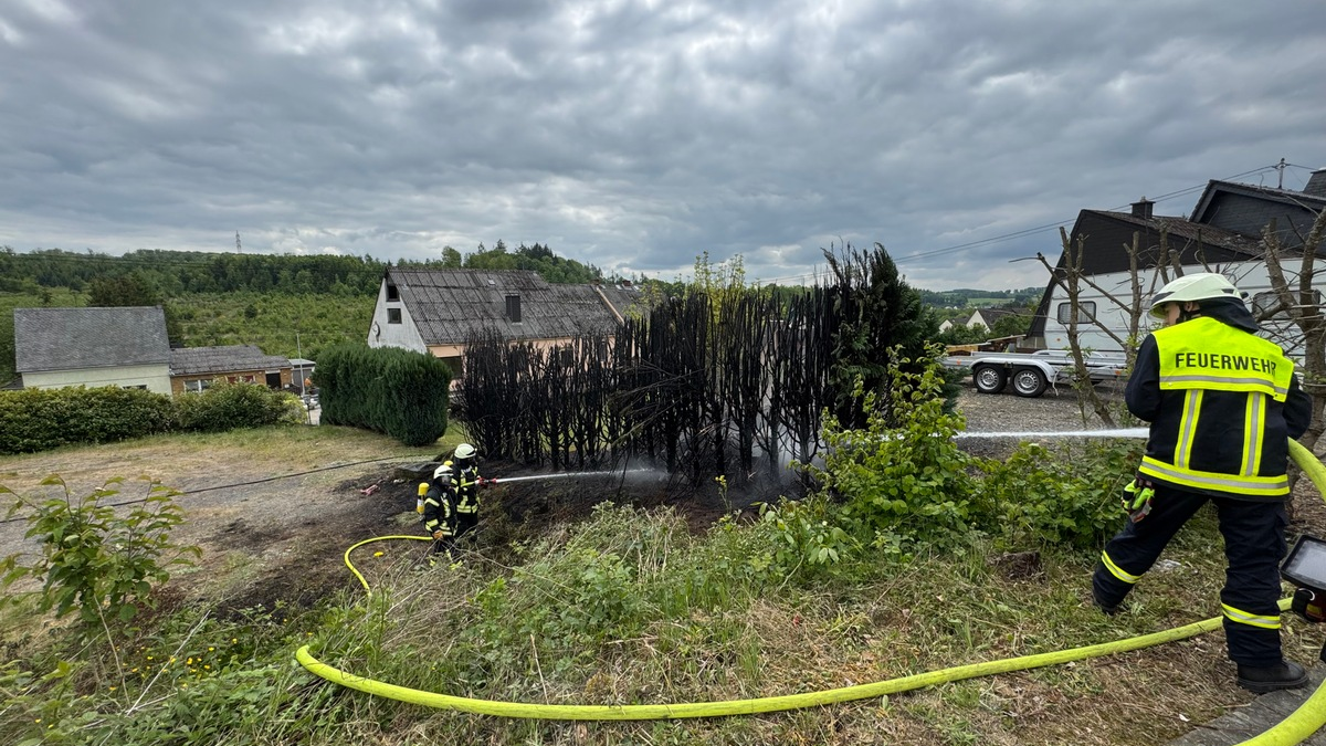 FW VG Westerburg: Tujahecke steht in Flammen - Rauchsäule von weitem sichtbar - Foto: presseportal.de