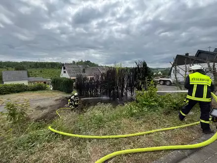 FW VG Westerburg: Tujahecke steht in Flammen - Rauchsäule von weitem sichtbar - Foto: presseportal.de