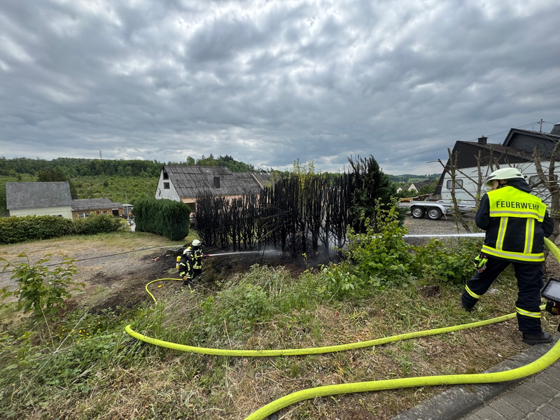 FW VG Westerburg: Tujahecke steht in Flammen - Rauchsäule von weitem sichtbar - Foto: presseportal.de