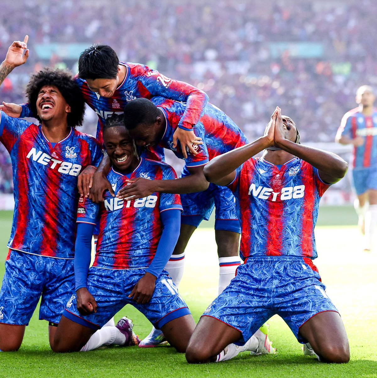 Die Überraschung ist perfekt. - Foto: Alfie Cosgrove/News Images via ZUMA Press Wire/dpa