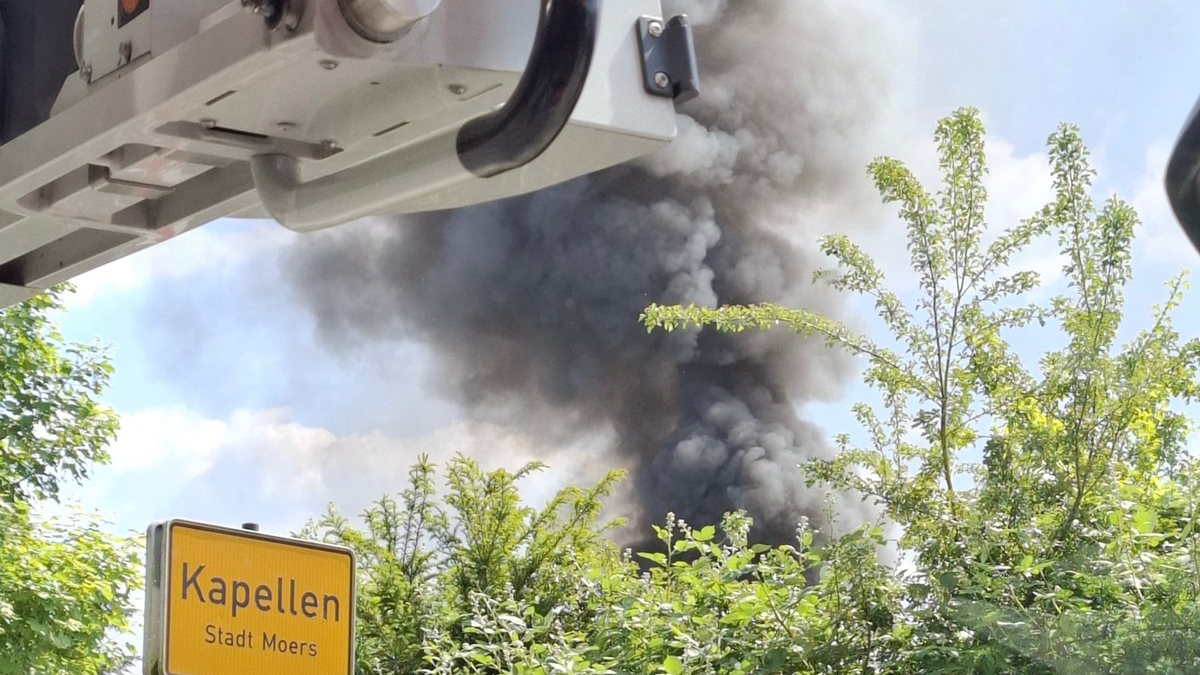 FW Moers: Werkstatthalle und Kleintransporter brennen in Moers-Kapellen - Foto: presseportal.de