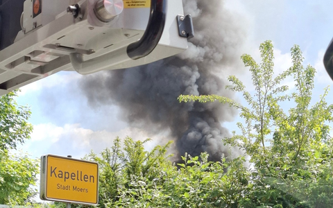 FW Moers: Werkstatthalle und Kleintransporter brennen in Moers-Kapellen - Foto: presseportal.de