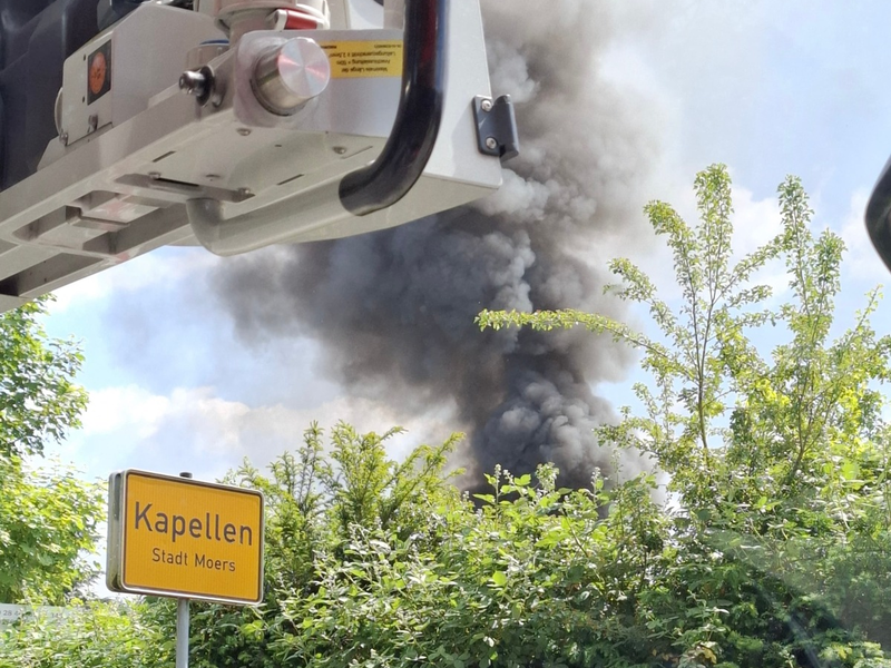 FW Moers: Werkstatthalle und Kleintransporter brennen in Moers-Kapellen - Foto: presseportal.de