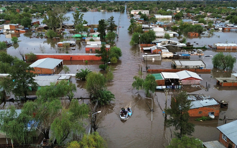 Die Lage im Norden der Provinz Buenos Aires ist nach drei Tagen Regen kritisch. - Foto: Rodrigo Abd/AP/dpa