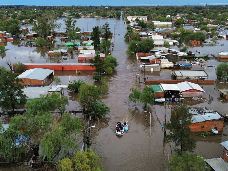 Die Lage im Norden der Provinz Buenos Aires ist nach drei Tagen Regen kritisch. - Foto: Rodrigo Abd/AP/dpa