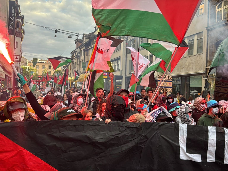 Die Polizei ging zunächst von 300 Teilnehmenden aus. - Foto: Aleksandra Bakmaz/dpa