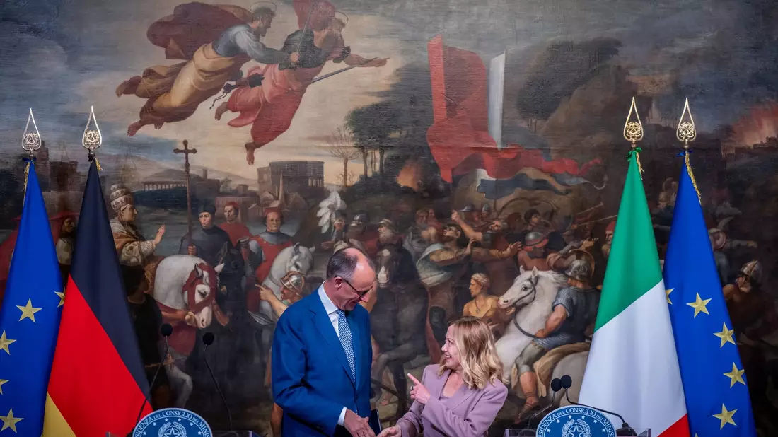 Bundeskanzler Friedrich Merz (CDU) und Italiens rechte Ministerpräsidentin Giorgia Meloni. - Bild: Michael Kappeler/dpa