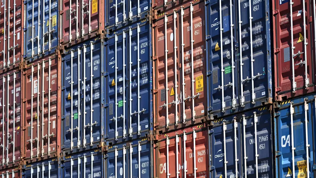 Die aktuelle Umfrage des Ifo zum Auftragsmangel in der deutschen Wirtschaft zeigt leichte Entspannung.  - Bild: Federico Gambarini/dpa
