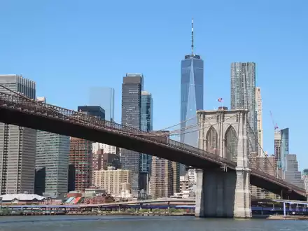 Die Brooklyn Bridge in New York wurde am Abend zum Unglücksort. (Archivbild) - Foto: Christina Horsten/dpa