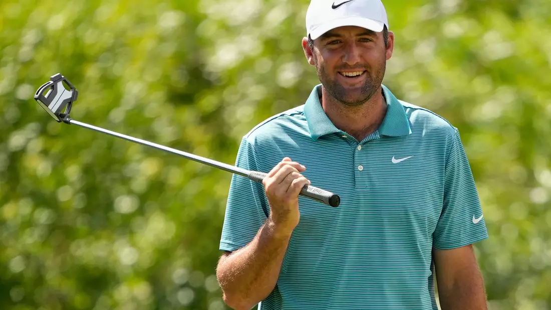 Scottie Scheffler hat bei der PGA Championship nach der dritten Runde die Führung übernommen. - Bild: Matt York/AP/dpa