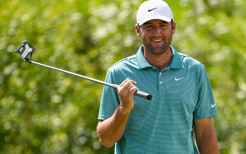 Scottie Scheffler hat bei der PGA Championship nach der dritten Runde die Führung übernommen. - Foto: Matt York/AP/dpa